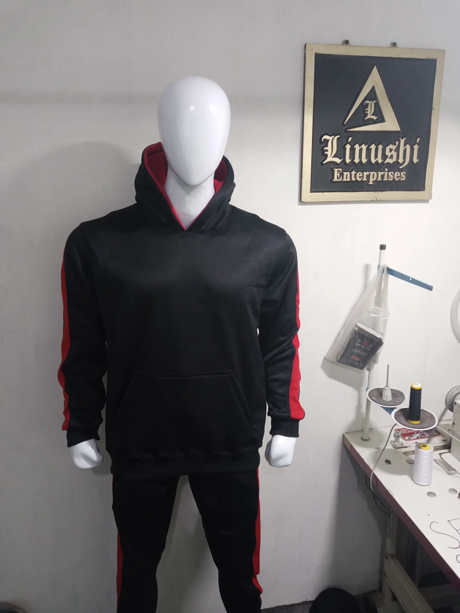 Custom tracksuit made by Linushi Manufacturer