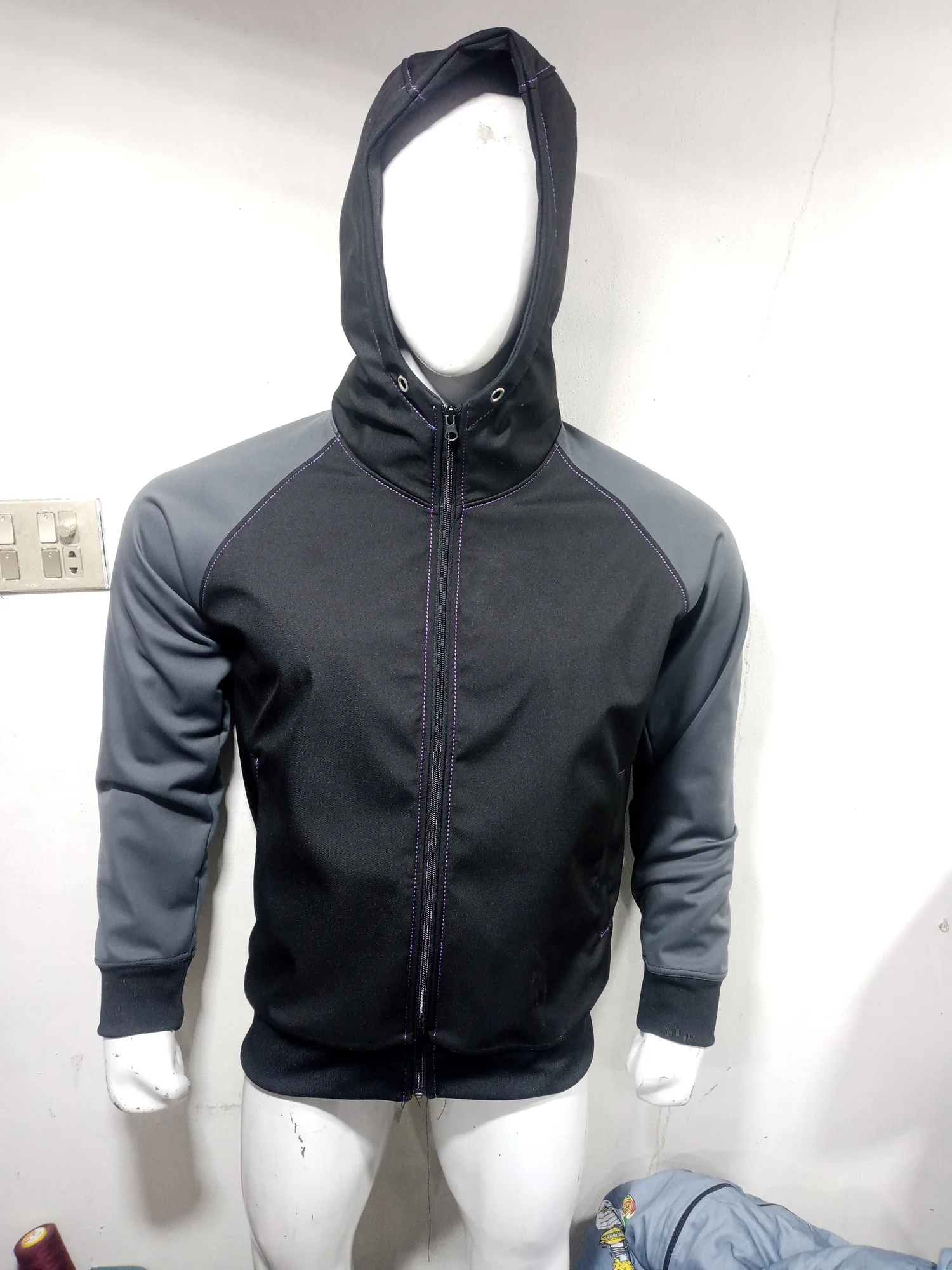 Hooded softshell jacket with contrast stitching