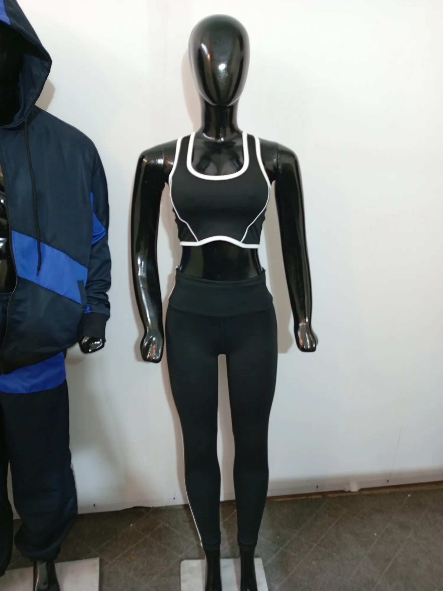Custom leggings and sports bra set made by Linushi Manufacturer
