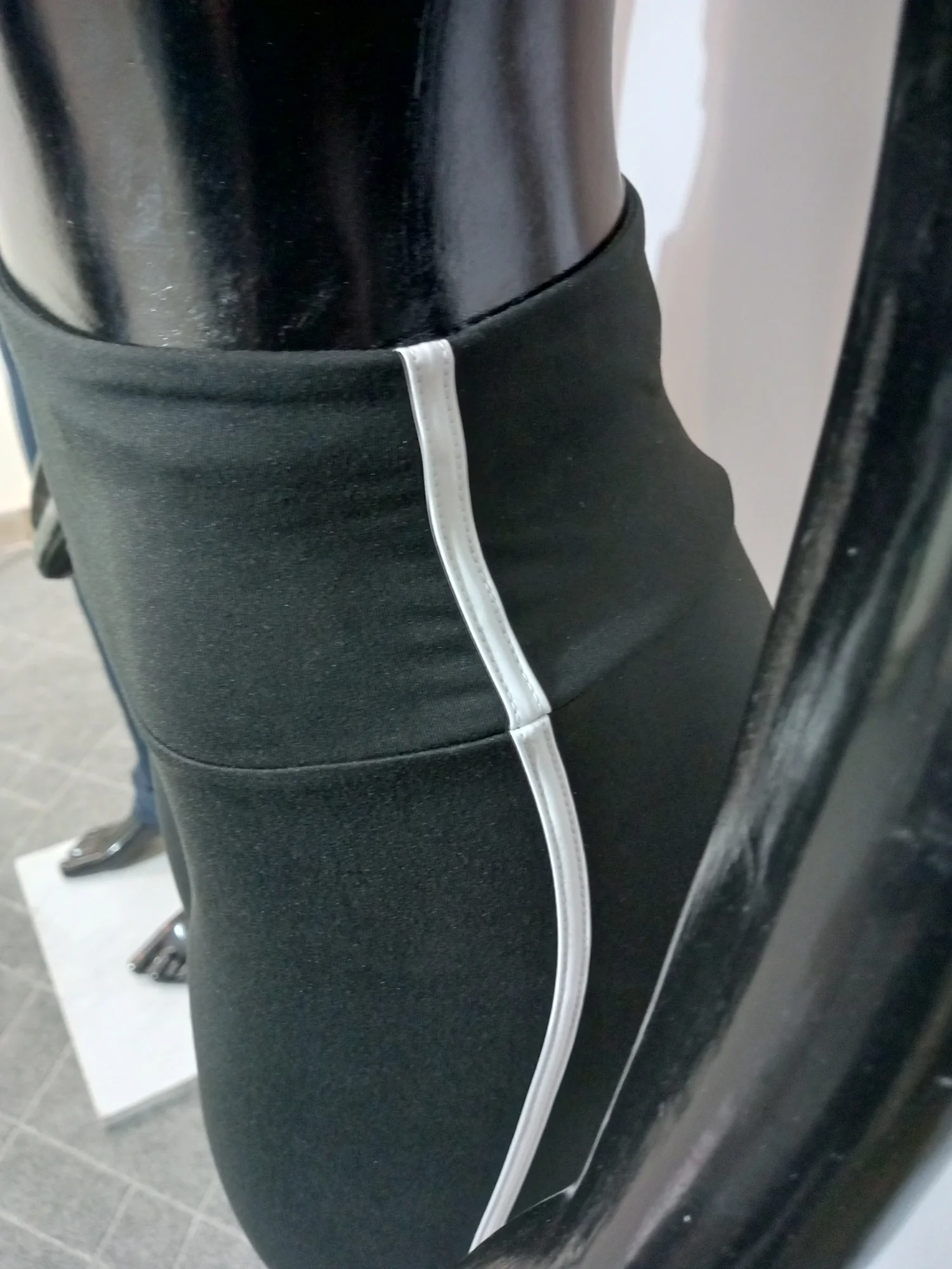 High waistband and piping close-up