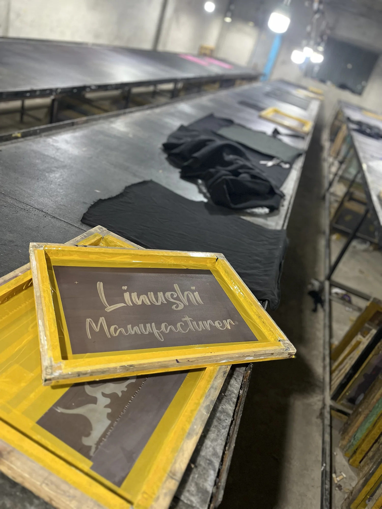 Linushi Manufacturer screen printing screens on the print table