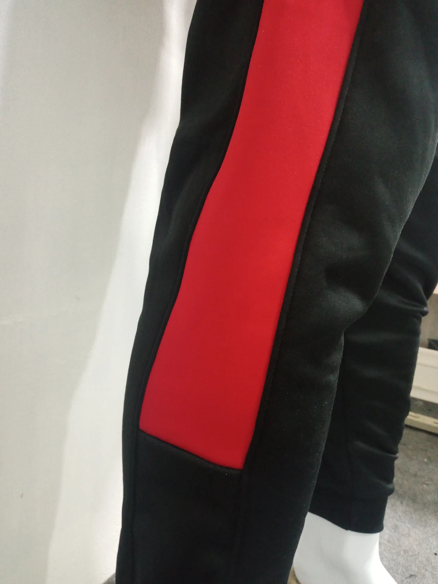 Close-up of the jogger contrast panel and piping